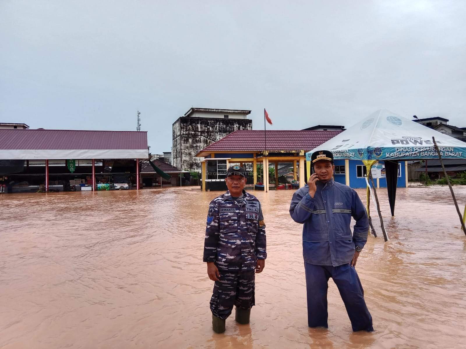 Pantau Lokasi Banjir, Camat Parittiga Himbau Warga Tetap Waspada